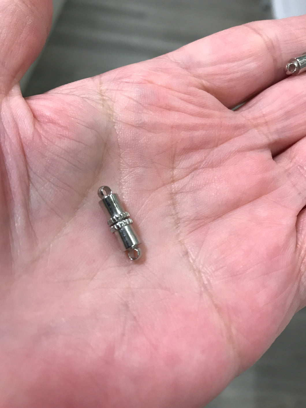 MAGNETIC CLASP COLUMN