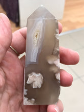 Load image into Gallery viewer, FLOWER AGATE POINT
