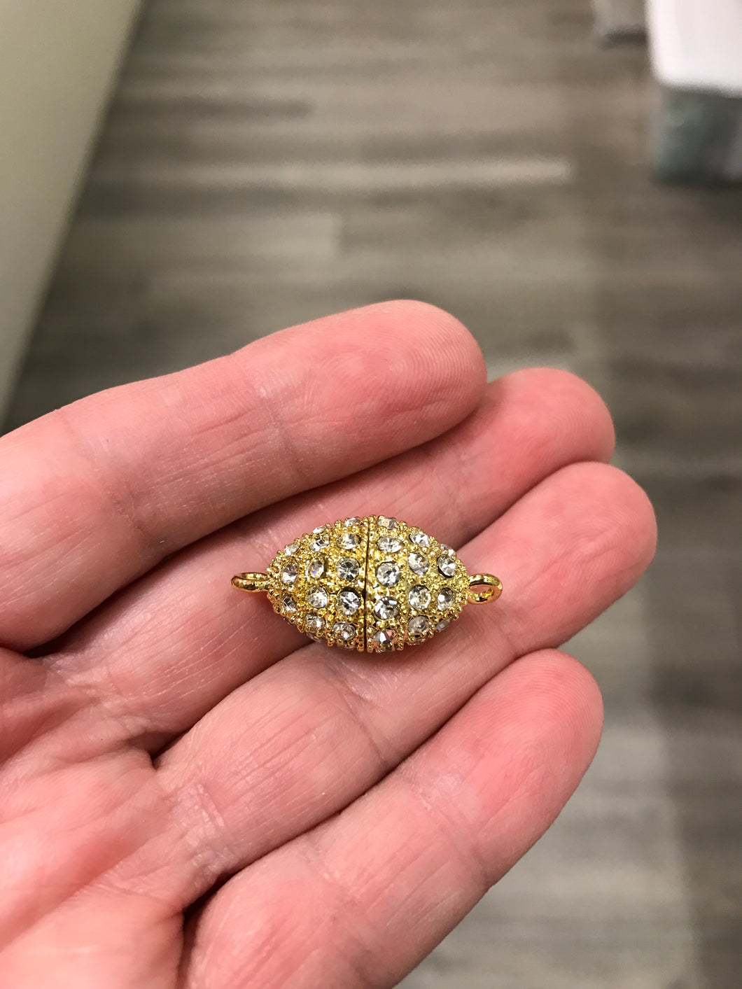 MAGNETIC CLASP