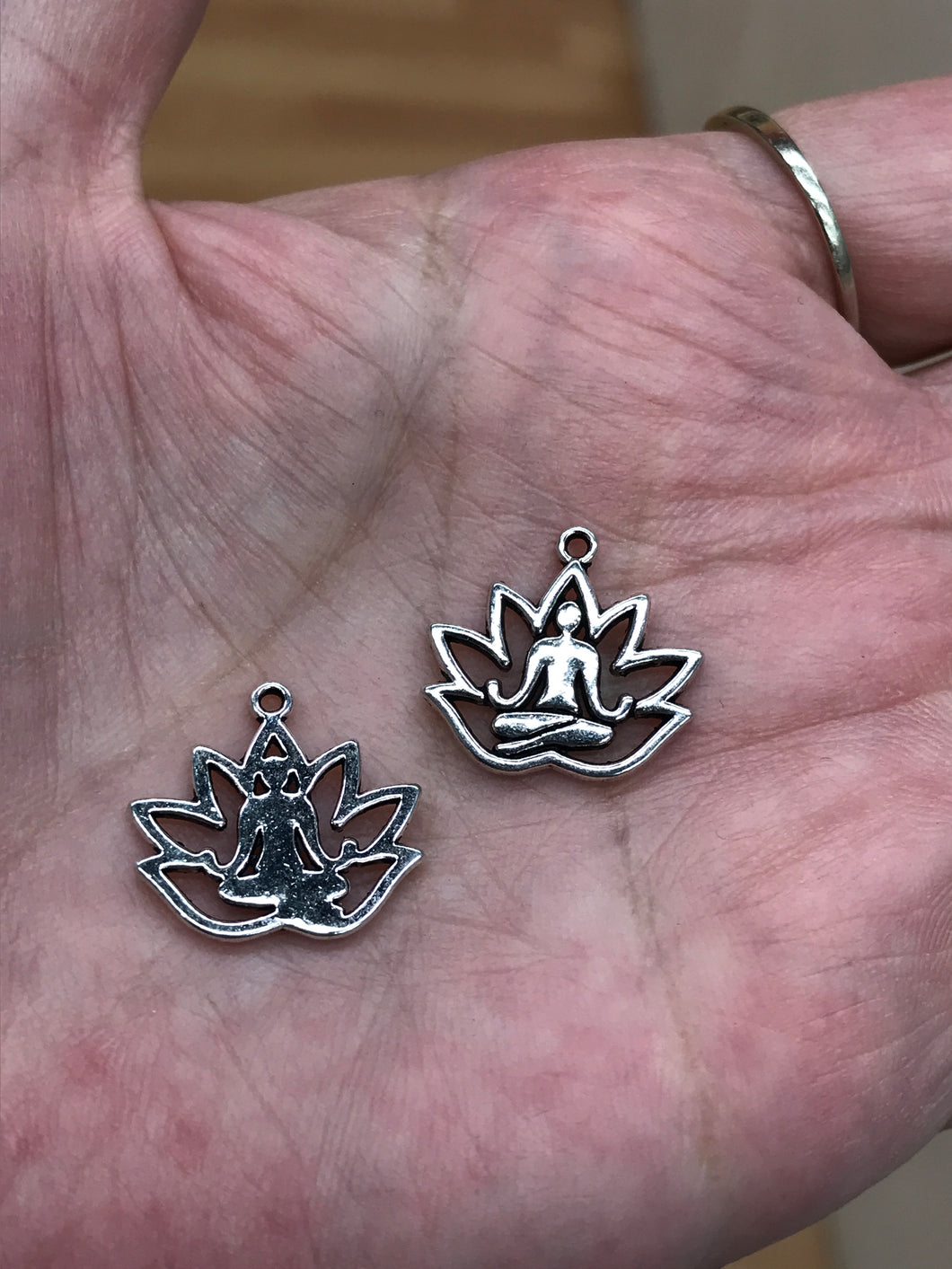 YOGA/LOTUS CHARM 16.5X18X1.5MM 10PCS AS