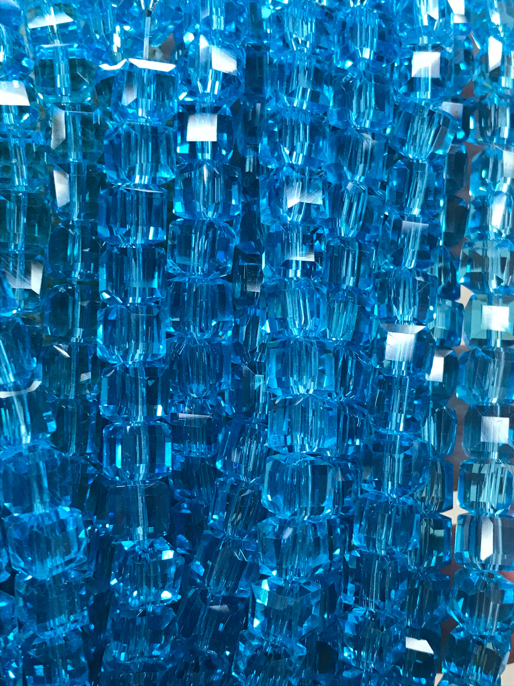 GLASS 6X6MM FACETED CUBE