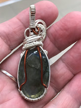 Load image into Gallery viewer, LABRADORITE PENDANT
