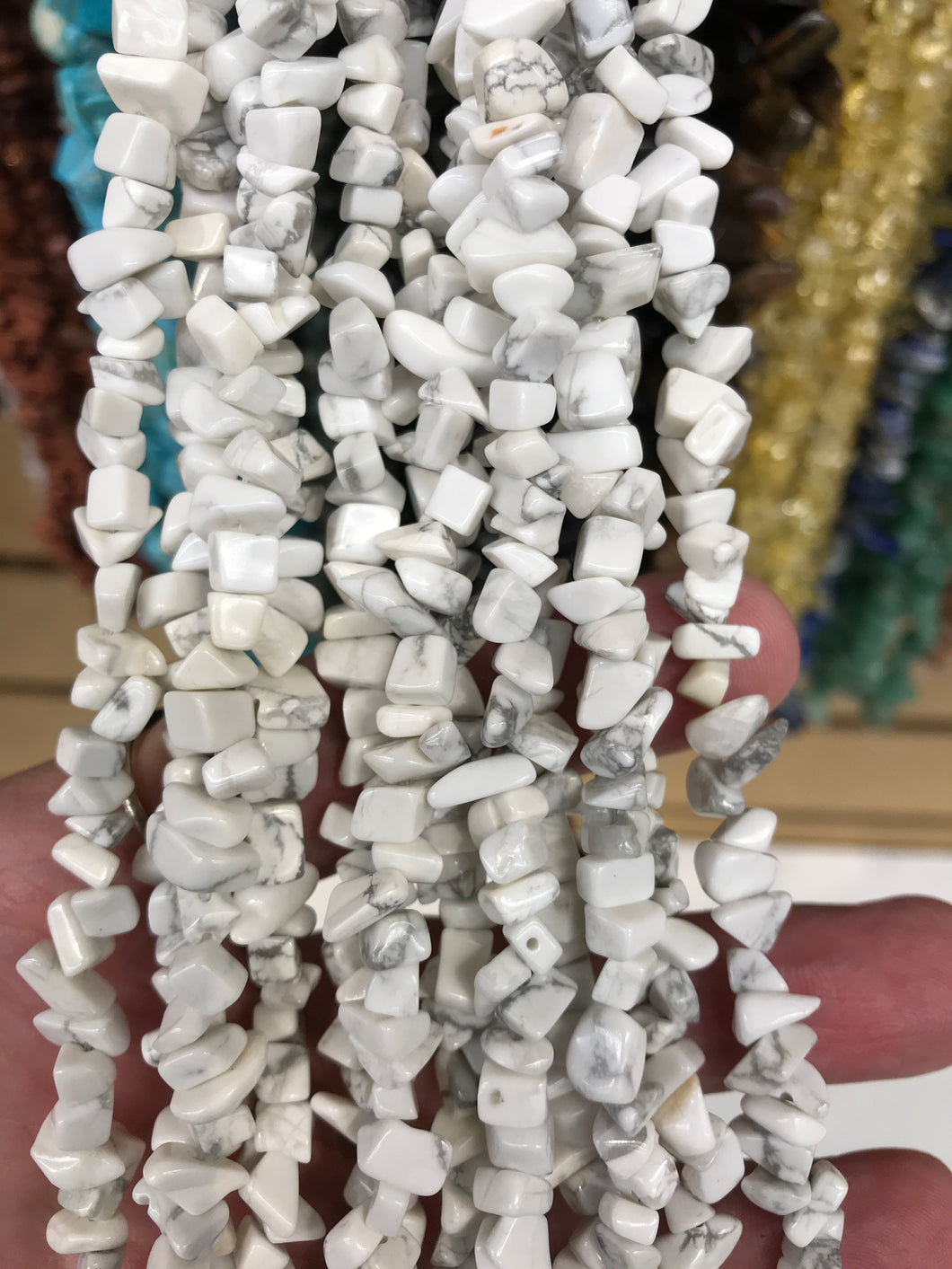 HOWLITE CHIPS 5-8X5-8MM