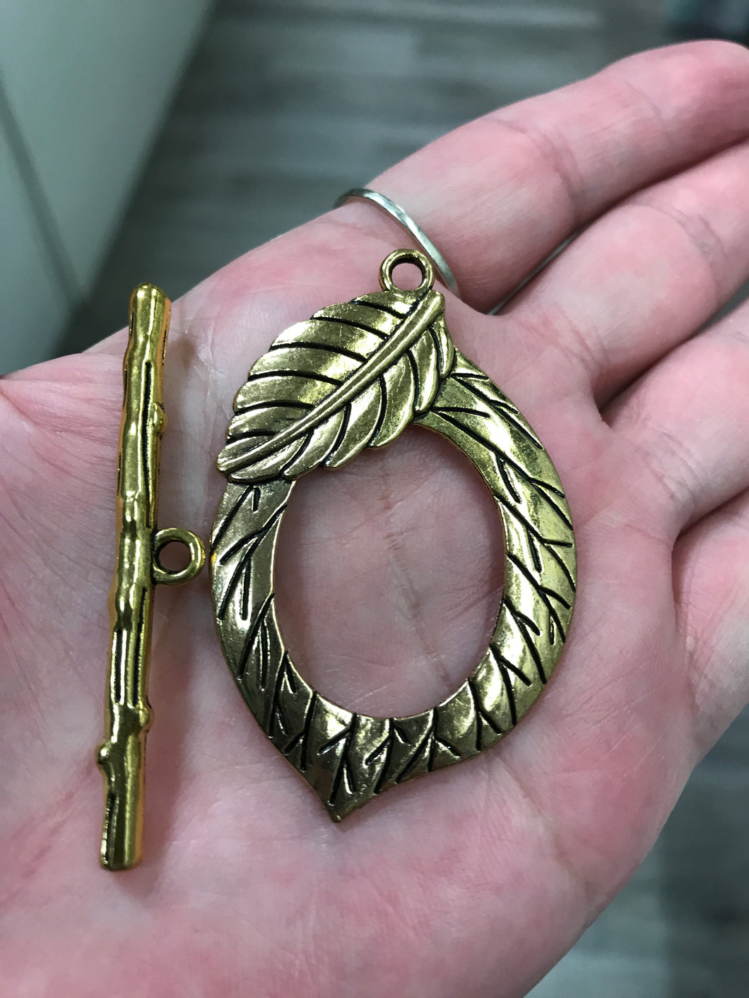 LEAF TOGGLE CLASP