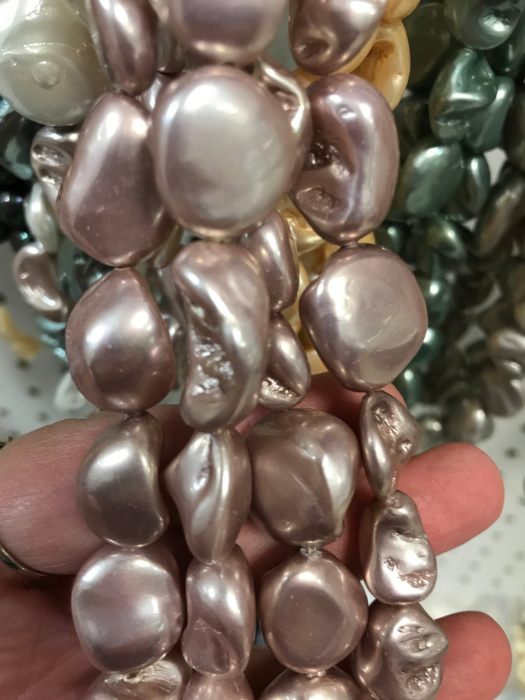PEARLIZED SHELL PEARL NUGGETS