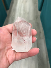 Load image into Gallery viewer, CLEAR QUARTZ POINT
