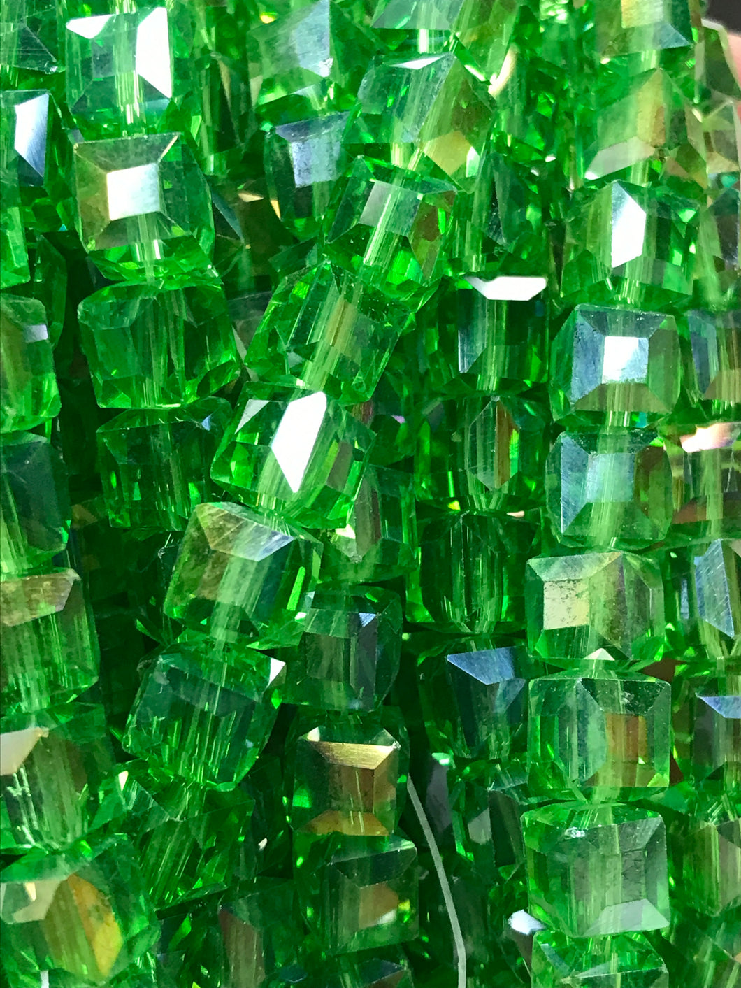 ELEC GLASS 8X8MM FACETED CUBE
