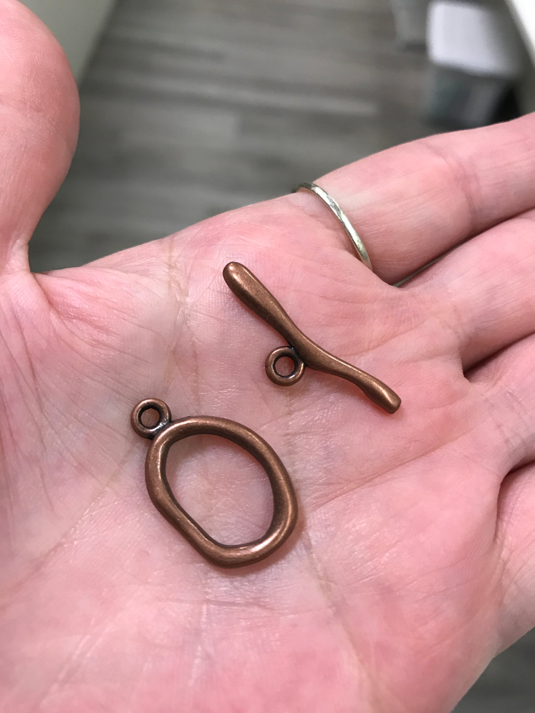 OVAL TOGGLE CLASP