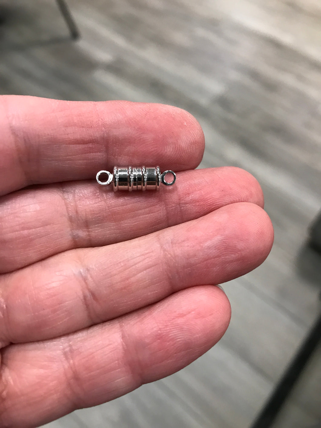 MAGNETIC CLASP COLUMN