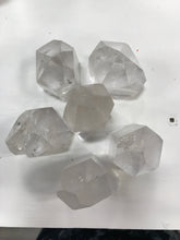 Load image into Gallery viewer, CLEAR QUARTZ POINT
