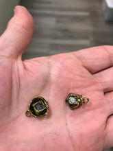 Load image into Gallery viewer, BRASS MAGNETIC FLOWER CLASP
