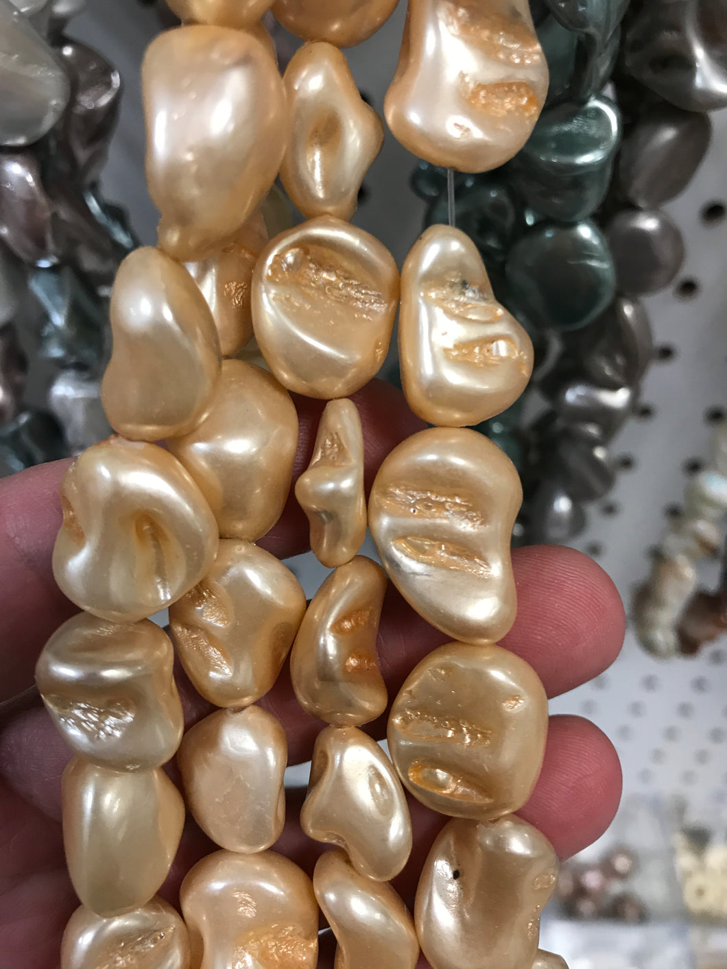 PEARLIZED SHELL PEARL NUGGETS