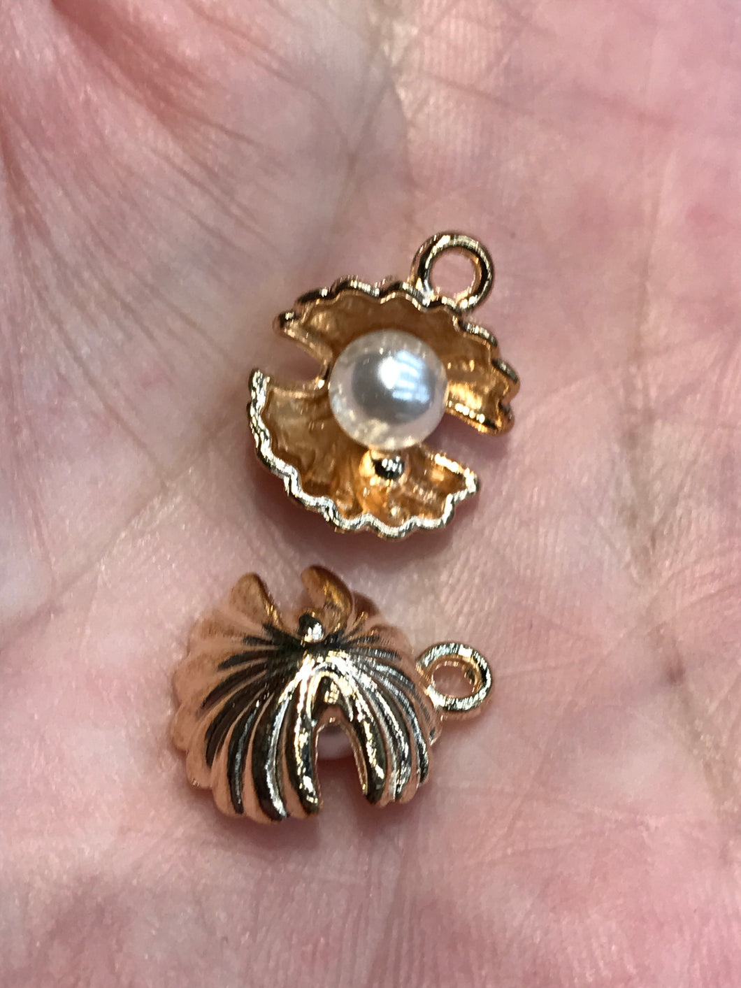 SHELL/PEARL CHARM