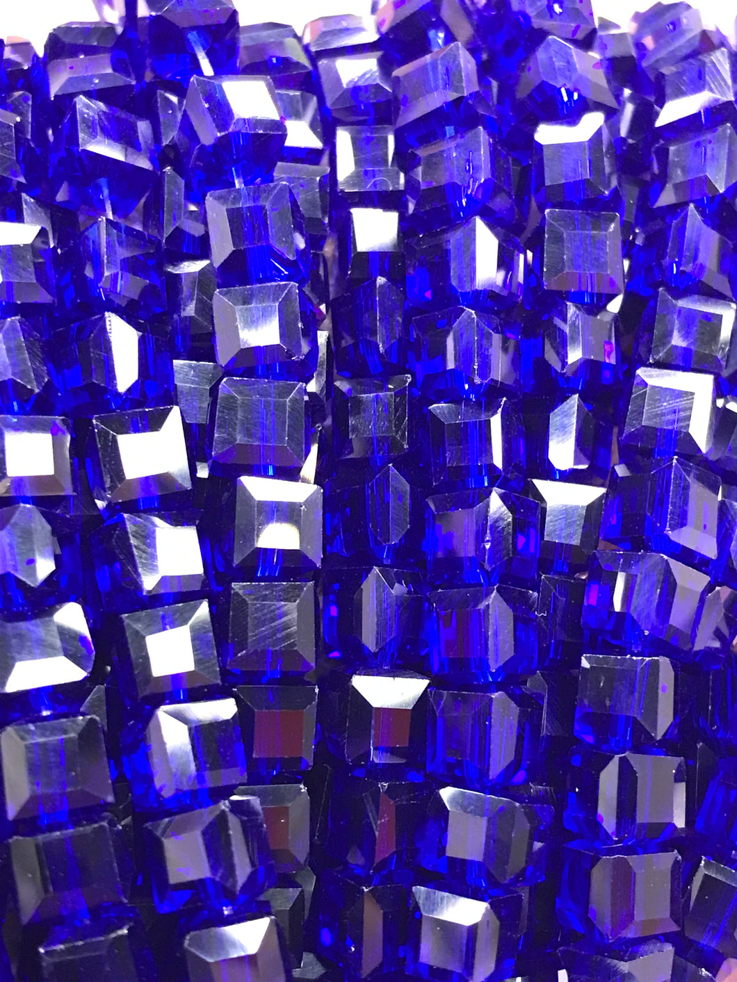 GLASS 6X6MM FACETED CUBE