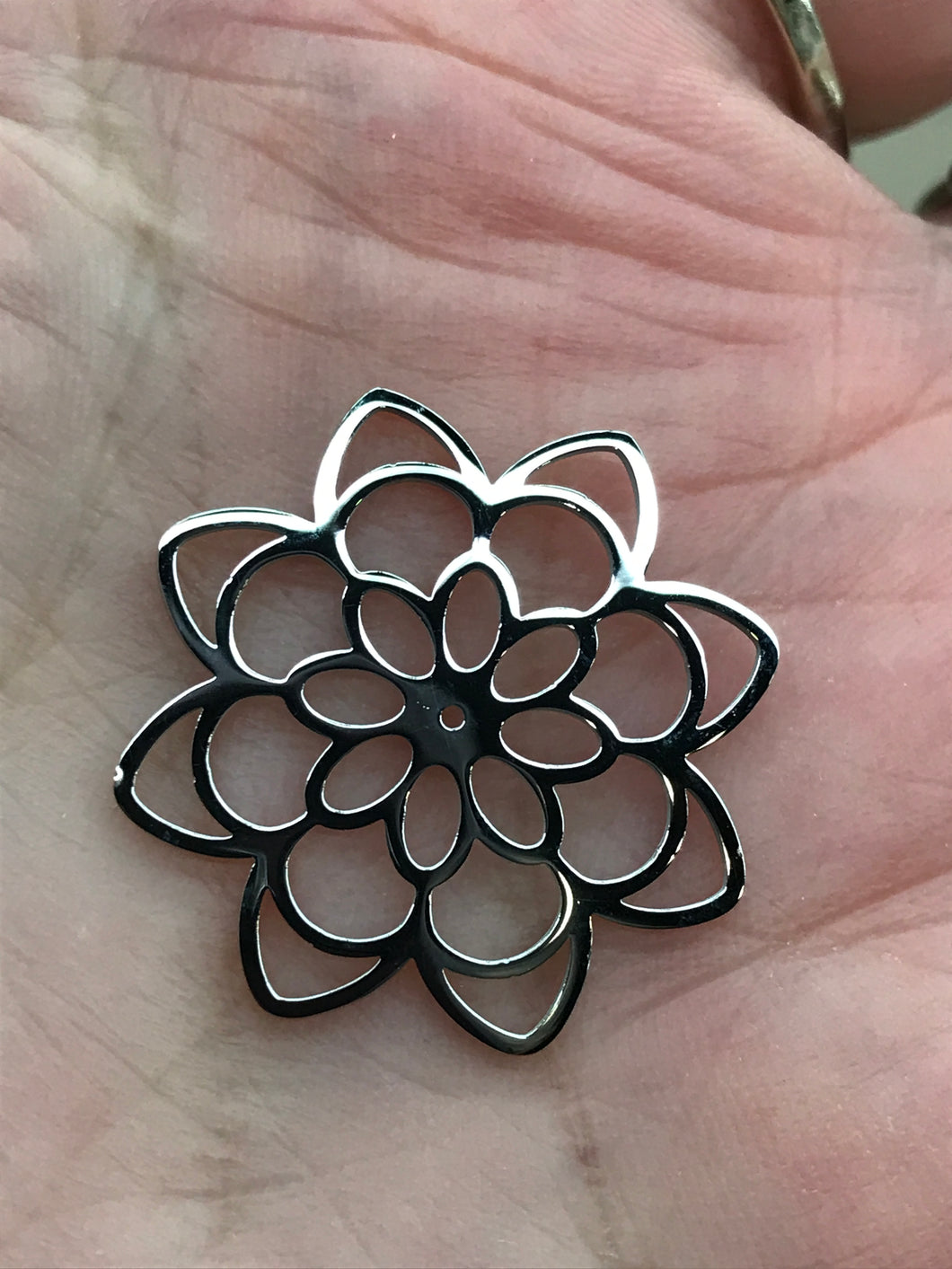 304 STAINLESS FLOWER LINK 24X24X1MM