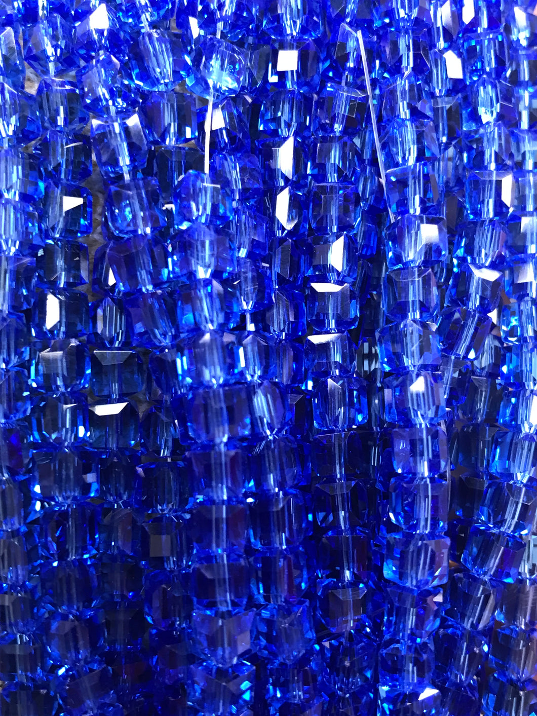 GLASS 4X4MM FACETED CUBE